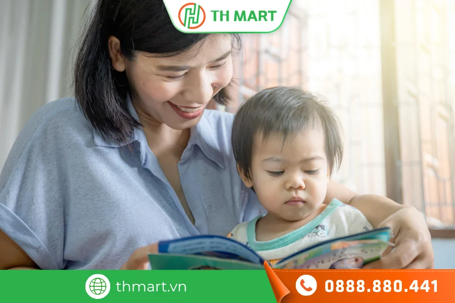 Ba mẹ thường xuyên đặt các câu hỏi đơn giản cho bé để giúp bé phát triển ngôn ngữ