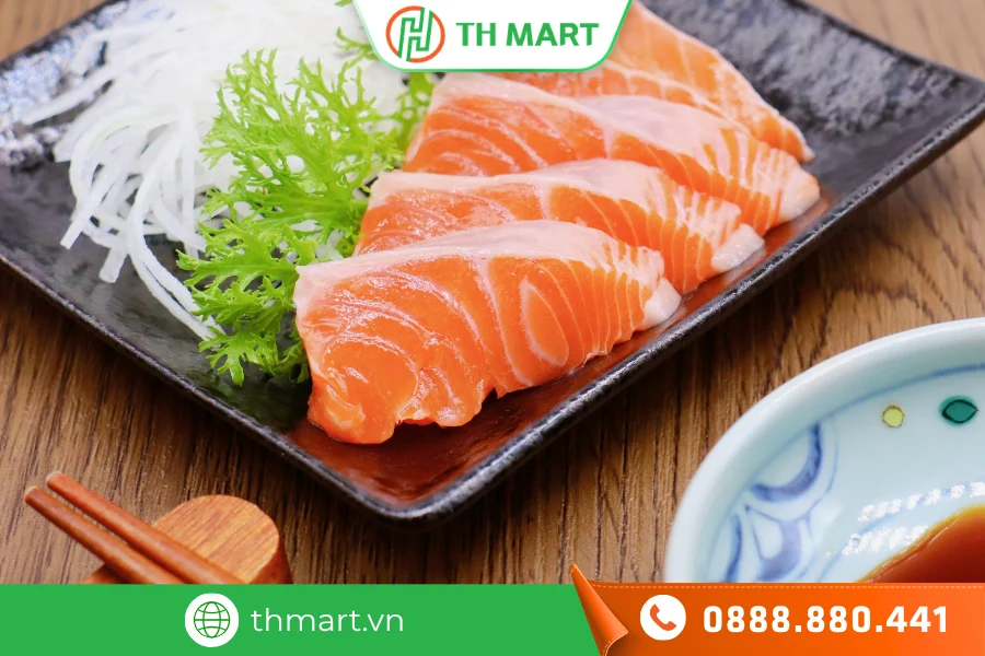 Cắt sashimi đúng kỹ thuật, tránh cưa qua lại sẽ giúp lát sashimi đẹp mắt, không bị nát