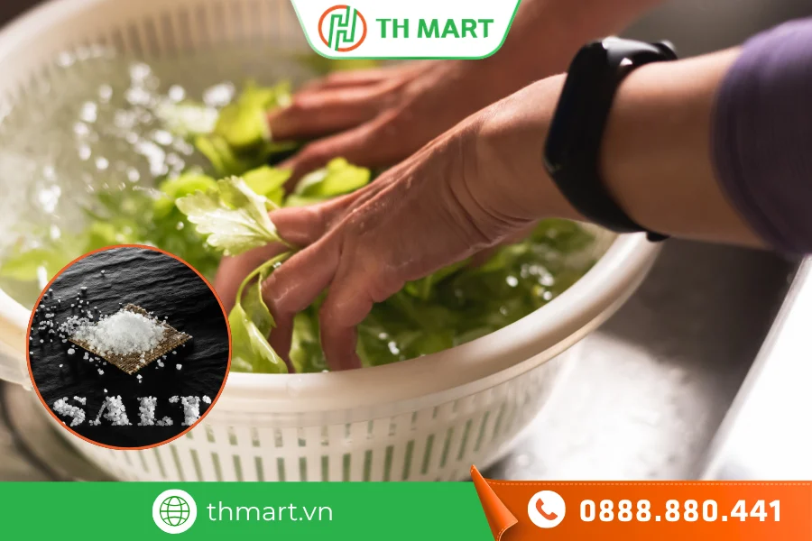 Tại sao cần ngâm rau sống vào nước muối trước khi ăn? Cách rửa rau đúng