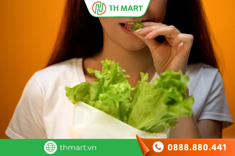 Nên để rau sống ráo nước rồi mới ăn