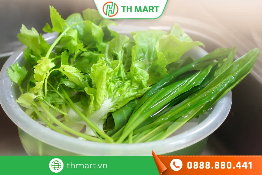 Rửa rau sống bằng nước muối hỗ trợ làm sạch một phần vi sinh vật bám trên rau
