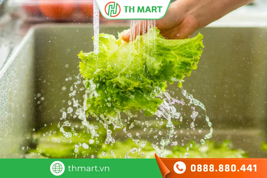 Nên rửa rau dưới vòi nước sạch trước khi ngâm với nước muối