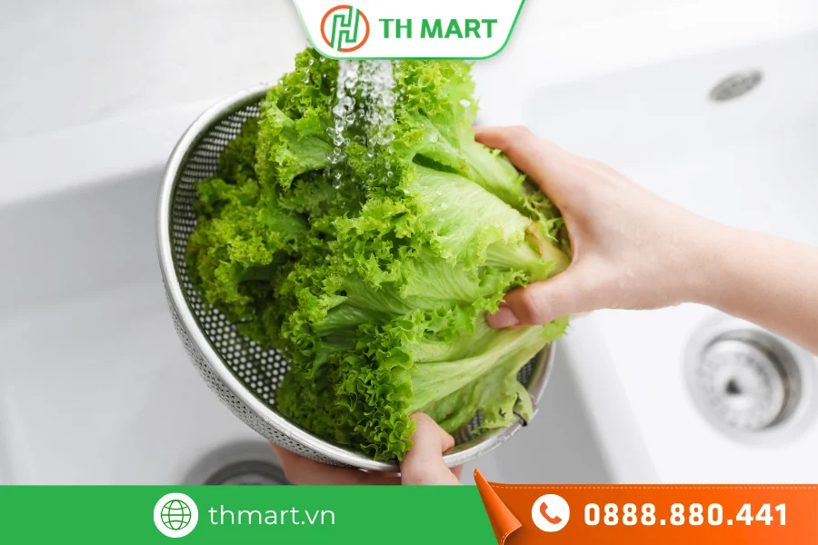 Rửa lại rau sống dưới vòi nước sạch sau khi đã ngâm nước muối