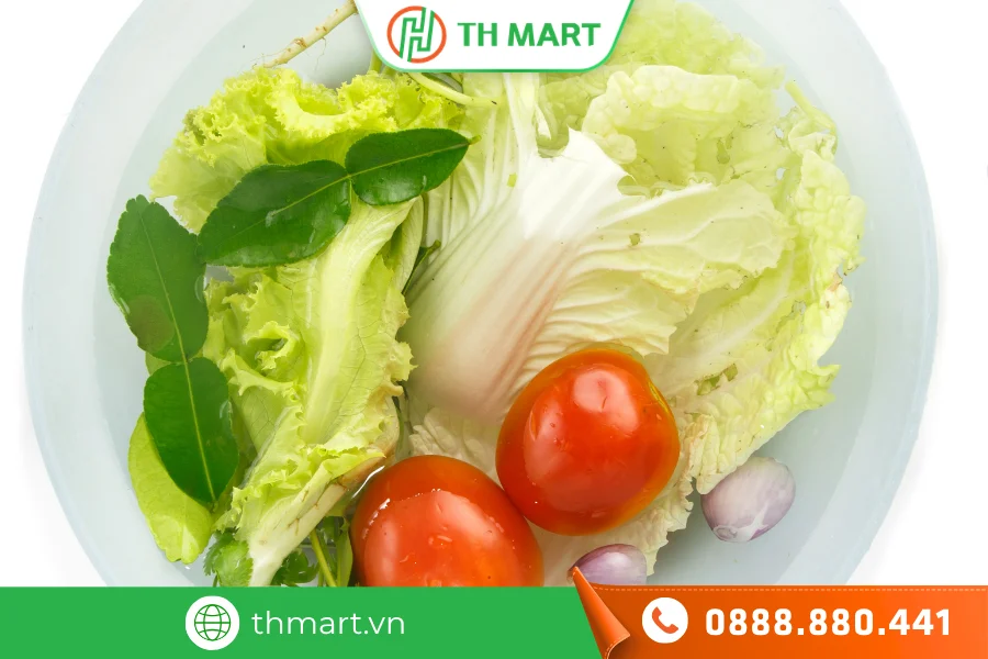Không nên ngâm rau bằng nước muối quá lâu vì dễ làm mất dinh dưỡng của rau