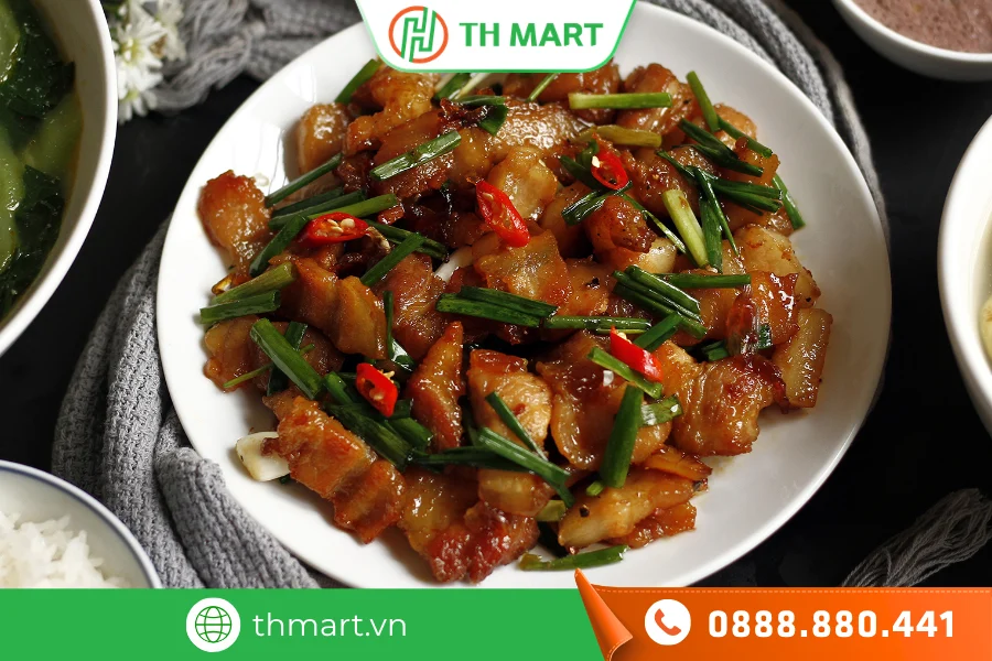 100g thịt ba chỉ rang cháy cạnh chứa khoảng 350-450 calo