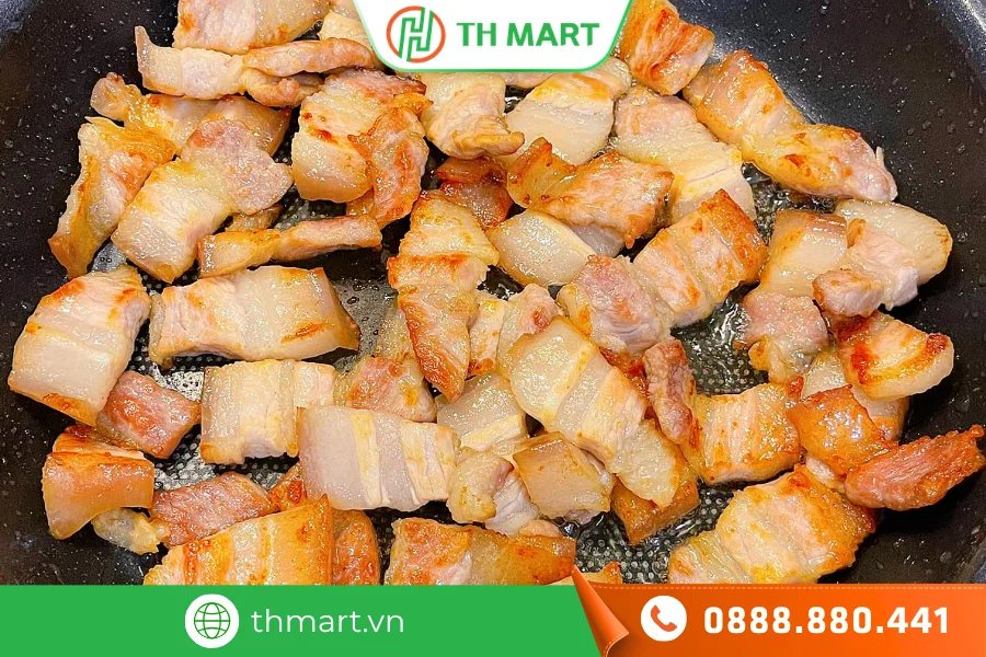 Cần hạn chế sử dụng dầu khi rang thịt ba chỉ cháy cạnh