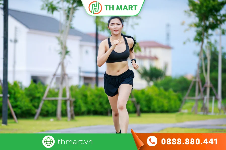 Duy trì vận động 30 phút/ngày bằng cách chạy bộ, yoga... để kiểm soát cân nặng khi ăn thịt ba chỉ cháy cạnh
