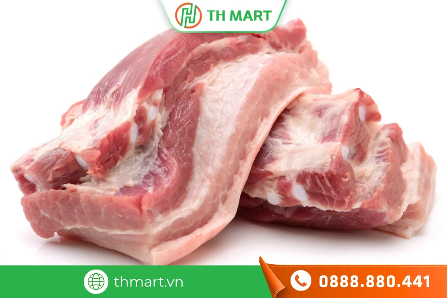 Tỷ lệ mỡ trong thịt ảnh hưởng đến lượng calo của thịt ba chỉ rang cháy cạnh