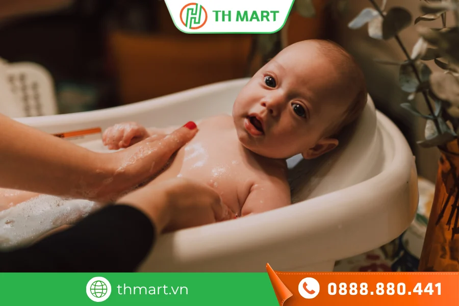 Cha mẹ nên tắm bằng nước ấm, thao tác tay nhẹ nhàng khi trẻ bị tay chân miệng