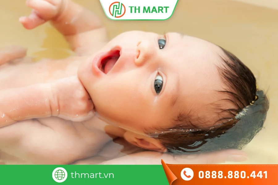 Khi trẻ bị tay chân miệng, nên tắm khoảng 5-10 phút, tránh tắm lâu