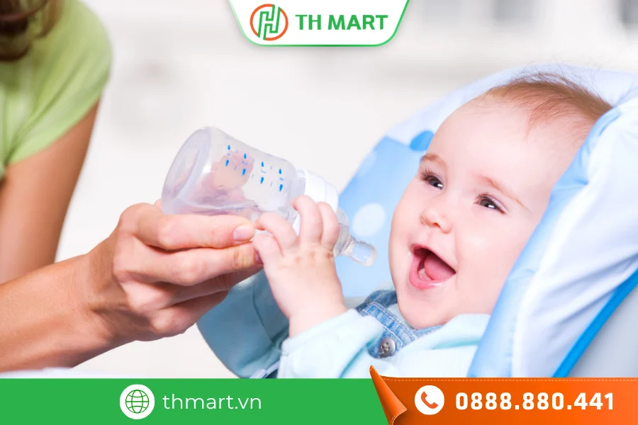 Trẻ dễ mất nước khi bị tay chân miệng, cha mẹ nên bổ sung đủ nước cho trẻ