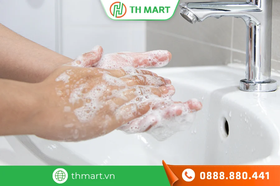 Cha mẹ nên rửa tay bằng xà phòng, dung dịch sát khuẩn khi chăm sóc trẻ bị chân tay miệng