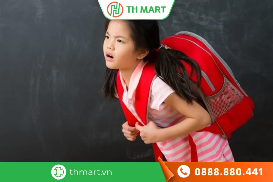 Hướng dẫn đeo balo đúng cách bảo vệ cột sống cho bé 8 Chọn bao quá lớn là sai lầm mà rất nhiều phụ huynh gặp phải