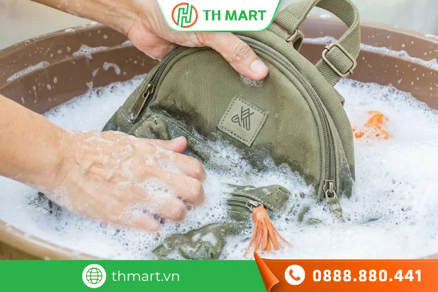 Mách bạn cách tẩy mốc balo đơn giản, hiệu quả tại nhà 7 Với balo bị bẩn và mốc nhẹ, xà phòng hoặc nước giặt dịu nhẹ thường là lựa chọn an toàn
